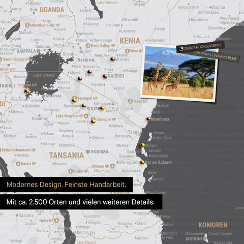Detailreiche Afrika-Karte als Pinnwand in Dunkelgrau zur Markierung von 2.500 Reisezielen in Tansania, Kenia und vielen anderen afrikanischen Ländern – ideal für die Markierung vergangener Reisen und zukünftiger Reisepläne
