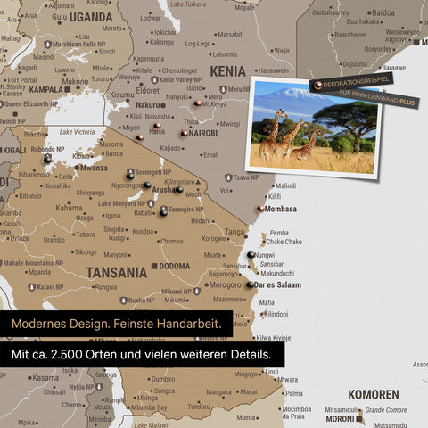 Detailreiche Afrika-Karte als Pinnwand in Multicolor Beige zur Markierung von 2.500 Reisezielen in Tansania, Kenia und vielen anderen afrikanischen Ländern – ideal für die Markierung vergangener Reisen und zukünftiger Reisepläne