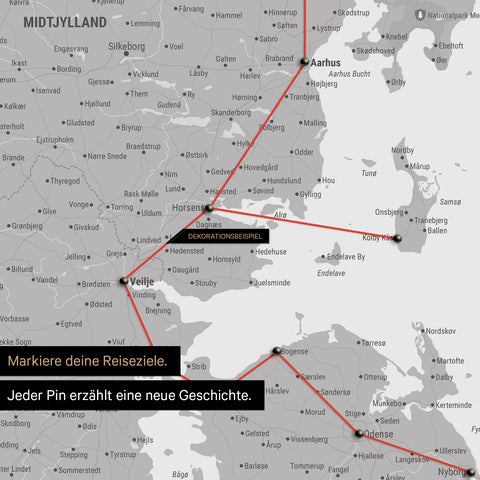 Detaljeret Danmarkskort som opslagstavle i farven Coolgray, hvor rejsemål i Midtjylland er markeret med nåle, og en rejserute er vist med garn