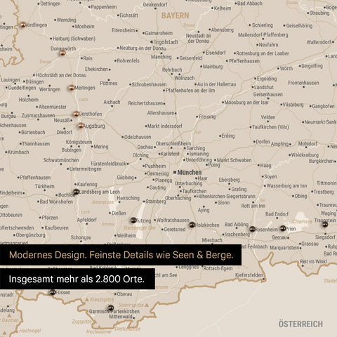 Ausschnitte einer Deutschlandkarte mit Bayern als Pinn-Leinwand in Gold mit Bergen, Seen und 2.500 Orten