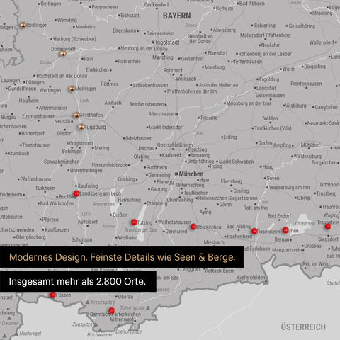 Ausschnitte einer Deutschlandkarte mit Bayern als Pinn-Leinwand in Hellgrau mit Bergen, Seen und 2.500 Orten