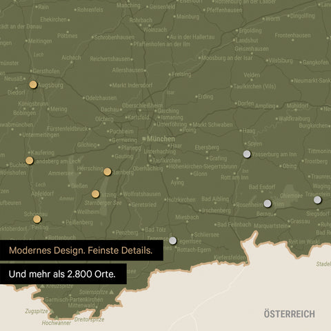 Ausschnitt einer magnetischen Deutschland-Karte in Olive Green zeigt Karte von Bayern, auf der Magnete Reiseziele markieren