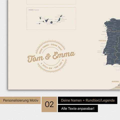 Landkarte von Europa als Poster in Navy Light mit Personalisierung als rundes Logo, das eine Legende für bereits besuchte Reiseziele im Rundtext beinhaltet