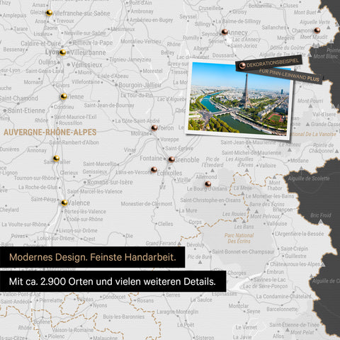 Frankreich Landkarte in Dunkelgrau als Leinwand zum Pinnen zeigt einen Ausschnitt von Auvergne-Rhone-Alpen mit vielen Details wie Nationalparks, Flüssen und zahlreichen kleinen Orten und Städten, die teilweise mit Pins markiert sind