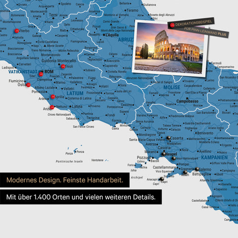 Italien Landkarte in Blau als Leinwand zum Pinnen zeigt einen Ausschnitt von Rom, Abruzzien und Kampanien mit vielen Details wie Nationalparks, Flüssen und zahlreichen kleinen Orten und Städten, die teilweise mit Pins markiert sind