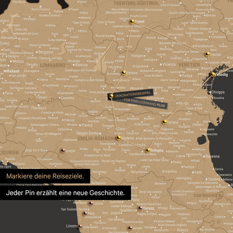 Moderne Italien Landkarte in der Farbe Sonar Black (Schwarz-Gold) als Pinn-Leinwand zeigt einen Ausschnitt der Lombarbei, Südtirol und Venetien, in der bereits besuchte Reiseziele durch Pins markiert sind