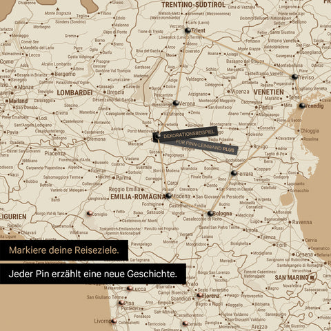 Moderne Italien Landkarte in der Farbe Treasure Gold (Gold-Beige) als Pinn-Leinwand zeigt einen Ausschnitt der Lombarbei, Südtirol und Venetien, in der bereits besuchte Reiseziele durch Pins markiert sind