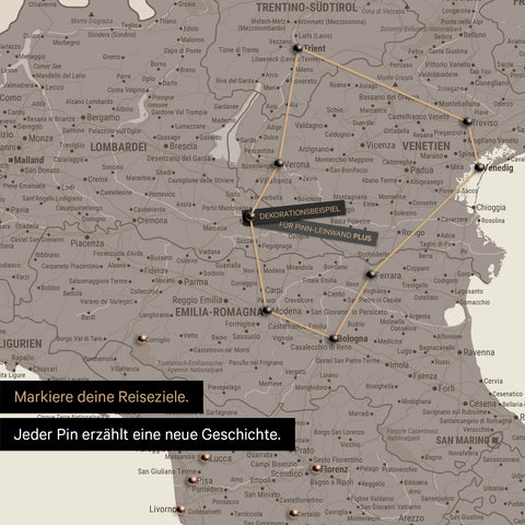 Moderne Italien Landkarte in der Farbe Warmgray (Braun-Grau) als Pinn-Leinwand zeigt einen Ausschnitt der Lombarbei, Südtirol und Venetien, in der bereits besuchte Reiseziele durch Pins markiert sind