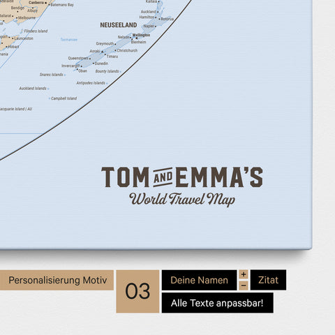 Personalisierung einer politischen Weltkarte in der Equal-Earth-Projektion Pinnwand in Multicolor Atlas mit einem Logo im Vintage-Look, bei dem die Namen und die Unterzeile „World Travel Map“ geändert werden kann