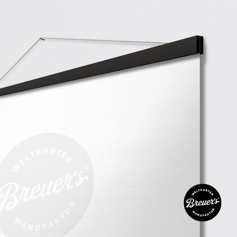 Magnetische Posterleiste aus Holz in Schwarz, passend für unsere Weltkarten Premium Poster und Magnet-Poster