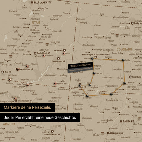 Detaillierte USA Amerika Karte als Pinn-Leinand in Beige zeigt Pins ins Reisezielen in Utah und Colorado