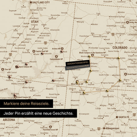 Detaillierte USA Amerika Karte als Pinn-Leinand in Treasure Gold zeigt Pins ins Reisezielen in Utah und Colorado