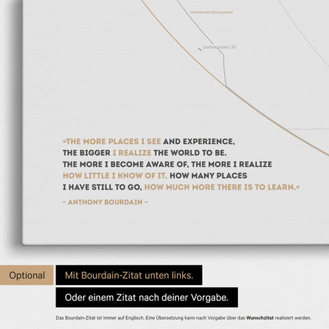 Weltkarte in der Equal-Earth-Projektion in Light Gray mit eingedrucktem Zitat von Anthony Bourdain, das bei einer Personalisierung gegen ein beliebiges anderes Zitat ersetzt werden kann