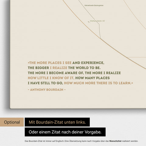 Weltkarte in der Equal-Earth-Projektion in Olive Green mit eingedrucktem Zitat von Anthony Bourdain, das bei einer Personalisierung gegen ein beliebiges anderes Zitat ersetzt werden kann