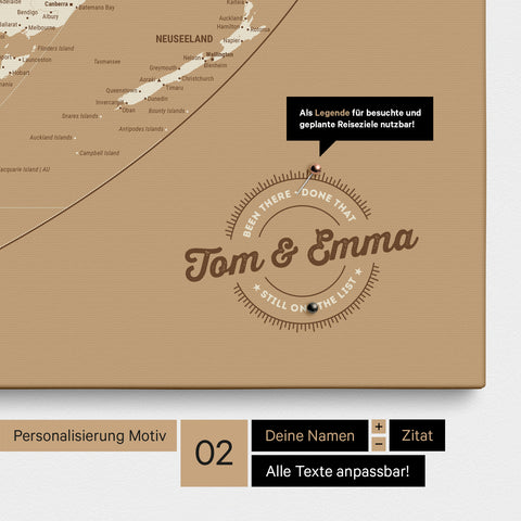 Personalisierte Weltkarte in der Equal-Earth-Projektion als Pinnwand Leinwand in Treasure Gold mit eingedruckten Namen und einer Legende zur Markierung von besuchten Orten