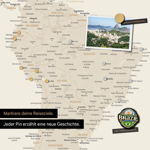 Detail einer magnetischen Weltkarte als Magnettafel in Gold zeigt Südamerika mit einem angepinnten Foto sowie Reise- und Urlaubsmagnete