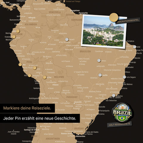 Detail einer magnetischen Weltkarte als Magnettafel in Multicolor Sonar Black (Schwarz-Gold) zeigt Südamerika mit einem angepinnten Foto sowie Reise- und Urlaubsmagnete