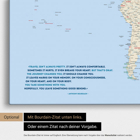 Weltkarte in Multicolor Atlas mit eingedrucktem Zitat von Anthony Bourdain, das bei einer Personalisierung gegen ein beliebiges anderes Zitat ersetzt werden kann