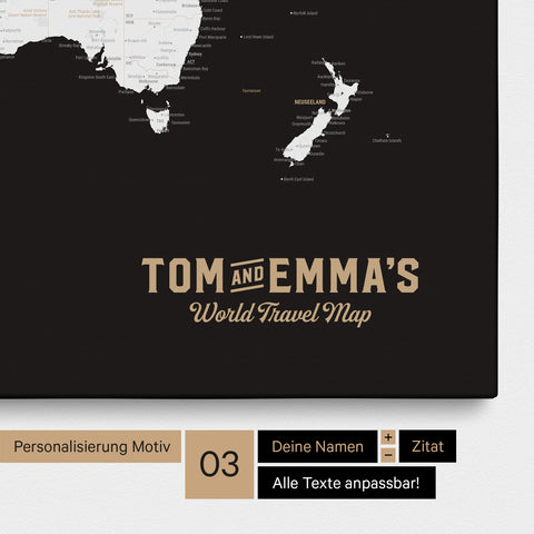 Personalisierung einer Weltkarte Pinnwand in Schwarz-Weiß mit einem Logo im Vintage-Look, bei dem die Namen und die Unterzeile „World Travel Map“ geändert werden kann