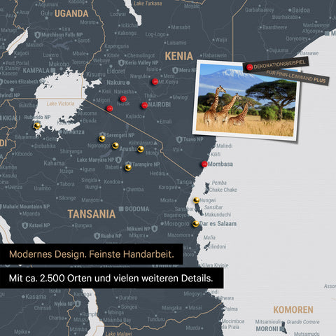 Detailreiche Afrika-Karte als Pinnwand in Denim Blue zur Markierung von 2.500 Reisezielen in Tansania, Kenia und vielen anderen afrikanischen Ländern – ideal für die Markierung vergangener Reisen und zukünftiger Reisepläne