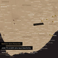 Detail einer Südafrika-Karte als Pinn-Leinwand in der Farbe Sonar Black (Schwarz-Gold) mit Pins, die alle mit einem Garn verbunden sind und eine abgesteckte Reiseroute zeigen