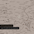 Detail einer DACH-Karte als Pinn-Leinwand in Warmgray (Braun-Grau) mit Pins in Deutschland, Österreich und Schweiz