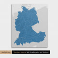 Neutrale und schlichte Standard-Ausführung einer DACH-Karte als Pinn-Leinwand in Blau