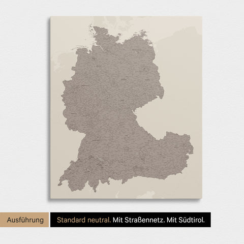 Neutrale und schlichte Standard-Ausführung einer DACH-Karte als Pinn-Leinwand in Warmgray (Braun-Grau)