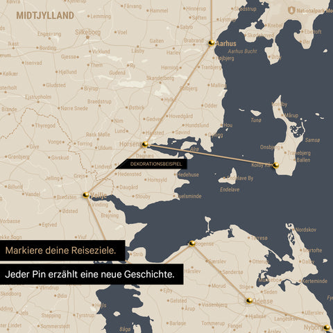 Detaillierte Dänemark-Karte als Pinn-Leinand in der Farbe Hale Navy, auf der Reiseziele in Midtjylland mit Pins markiert sind und eine Reiseroute mit Garn abgebildet ist