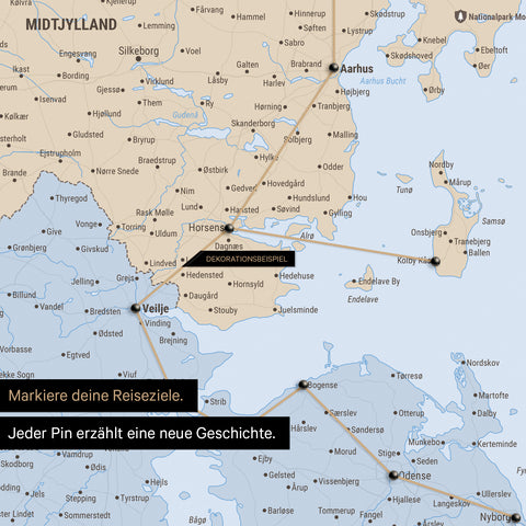 Detaillierte politische Dänemark-Karte als Pinn-Leinand in der Farbe Multicolor Atlas, auf der Reiseziele in Midtjylland mit Pins markiert sind und eine Reiseroute mit Garn abgebildet ist