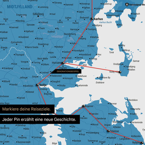 Detaillierte Dänemark-Karte als Pinn-Leinand in der Farbe Blau, auf der Reiseziele in Midtjylland mit Pins markiert sind und eine Reiseroute mit Garn abgebildet ist