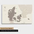 Neutrale Ausführung einer Dänemark-Karte als Pinn-Leinwand in der Farbe Warmgray (Braun-Grau)