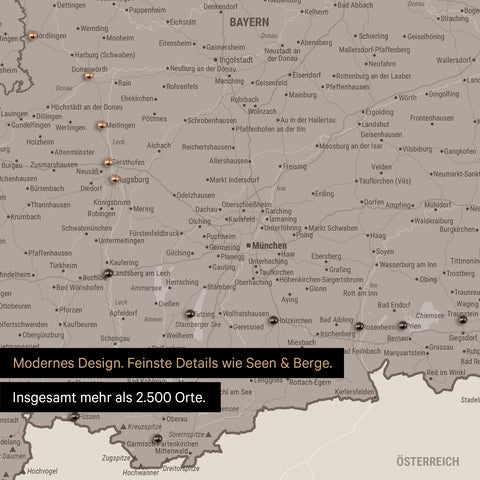 Ausschnitte einer Deutschlandkarte mit Bayern als Pinn-Leinwand in Warmgray (Braun-Grau) mit Bergen, Seen und 2.500 Orten