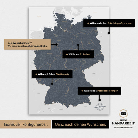 Übersicht über die vielfältigen Konfigurationsmöglichkeiten einer magnetischen Deutschland-Karte als Magnetboard in Denim Blue, von der Auswahl des Aufhänge-Systems über Farben bis zum Detailgrad
