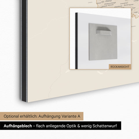 Detail einer magnetischen Deutschland-Karte als Magnettafel in Gold zeigt Schleswig-Holstein mit einem angepinnten Urlaubsfoto sowie Reise- und Urlaubsmagnete