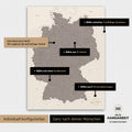 Übersicht über die vielfältigen Konfigurationsmöglichkeiten einer magnetischen Deutschland-Karte als Magnetboard in Warmgray, von der Auswahl des Aufhänge-Systems über Farben bis zum Detailgrad