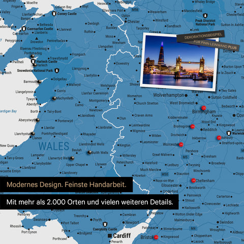 Ausschnitt einer Landkarte von Wales und England in Farbe Blau mit Pins zur Markierung von besuchten Reisezielen