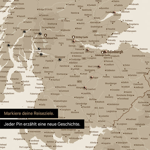 Detail einer England- & Großbritannien-Karte als Pinn-Leinand in Farbe Desert Sand mit Kartenausschnitt von Schottland