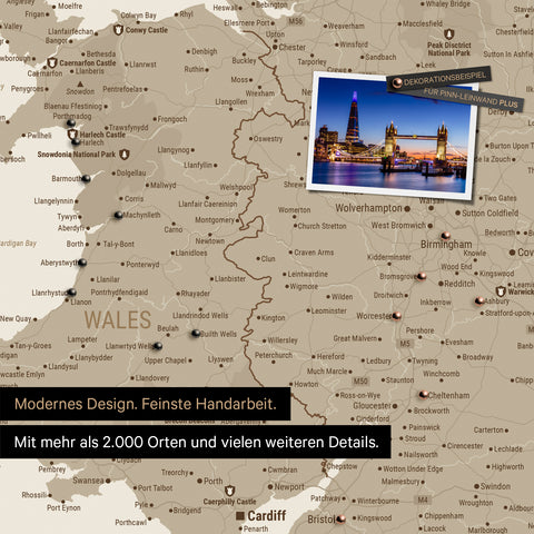 Ausschnitt einer Landkarte von Wales und England in Farbe Desert Sand mit Pins zur Markierung von besuchten Reisezielen