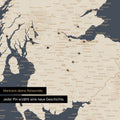 Detail einer England- & Großbritannien-Karte als Pinn-Leinand in Farbe Hale Navy (Blau-Gold) mit Kartenausschnitt von Schottland