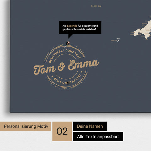 Personalisierte England-Karte als Pinn-Leinwand in Farbe Hale Navy (Blau-Gold) mit eingedruckten Namen und einer Legende zur Markierung von besuchten Orten