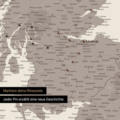 Detail einer England- & Großbritannien-Karte als Pinn-Leinand in Farbe Warmgray mit Kartenausschnitt von Schottland