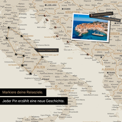 Moderne Europa Landkarte in der Farbe Gold als Pinn-Leinwand zeigt einen Ausschnitt von Italien, Kroatien und Griechenland, in der bereits besuchte Reiseziele durch Pins markiert sind 