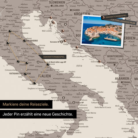 Moderne Europa Landkarte in der Farbe Warmgray (Braun-Grau) als Pinn-Leinwand zeigt einen Ausschnitt von Italien, Kroatien und Griechenland, in der bereits besuchte Reiseziele durch Pins markiert sind 