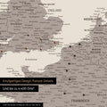 Europa Landkarte in Warmgray (Braun-Grau) als Leinwand zum Pinnen zeigt einen Ausschnitt von England, Frankreich und Belgien mit vielen Details wie Nationalparks, Flüssen und zahlreichen kleinen Orten und Städten, die teilweise mit Pins markiert sind