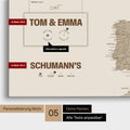 Europa-Karte in einem modernen Design in Desert Sand als Pinn-Leinwand mit Personalisierung als Logo mit einer Weltkugel
