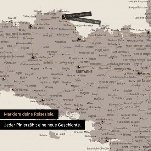 Moderne Frankreich Landkarte in der Farbe Warmgray als Pinn-Leinwand zeigt einen Ausschnitt der Bretagne, in der bereits besuchte Reiseziele durch Pins markiert sind 