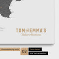 Italien-Karte zum Pinnen in Light Gray mit Personalisierung im Vintage-Stil