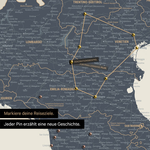 Moderne Italien Landkarte in der Farbe Navy Light als Pinn-Leinwand zeigt einen Ausschnitt der Lombarbei, Südtirol und Venetien, in der bereits besuchte Reiseziele durch Pins markiert sind 