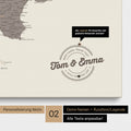 Italien-Karte Pinn-Leinwand in Warmgray (Braun-Grau) mit Personalisierung als rundes Logo, das eine Legende für bereits besuchte Reiseziele im Rundtext beinhaltet